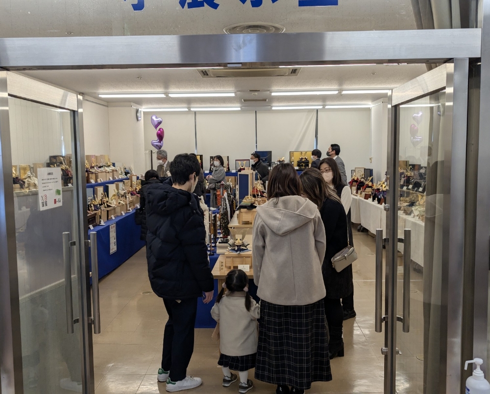 五月人形・鯉のぼり合同展示会の様子