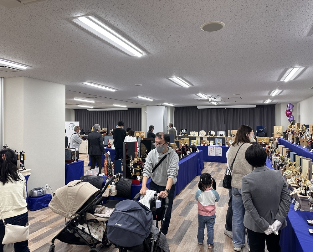 五月人形・鯉のぼり合同展示会の様子
