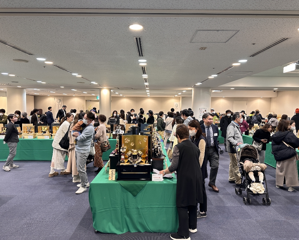 五月人形・鯉のぼり合同展示会の様子