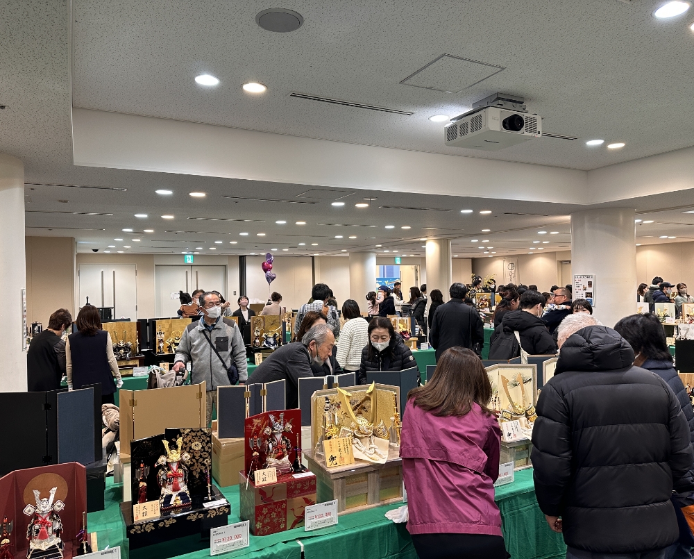 五月人形・鯉のぼり合同展示会の様子