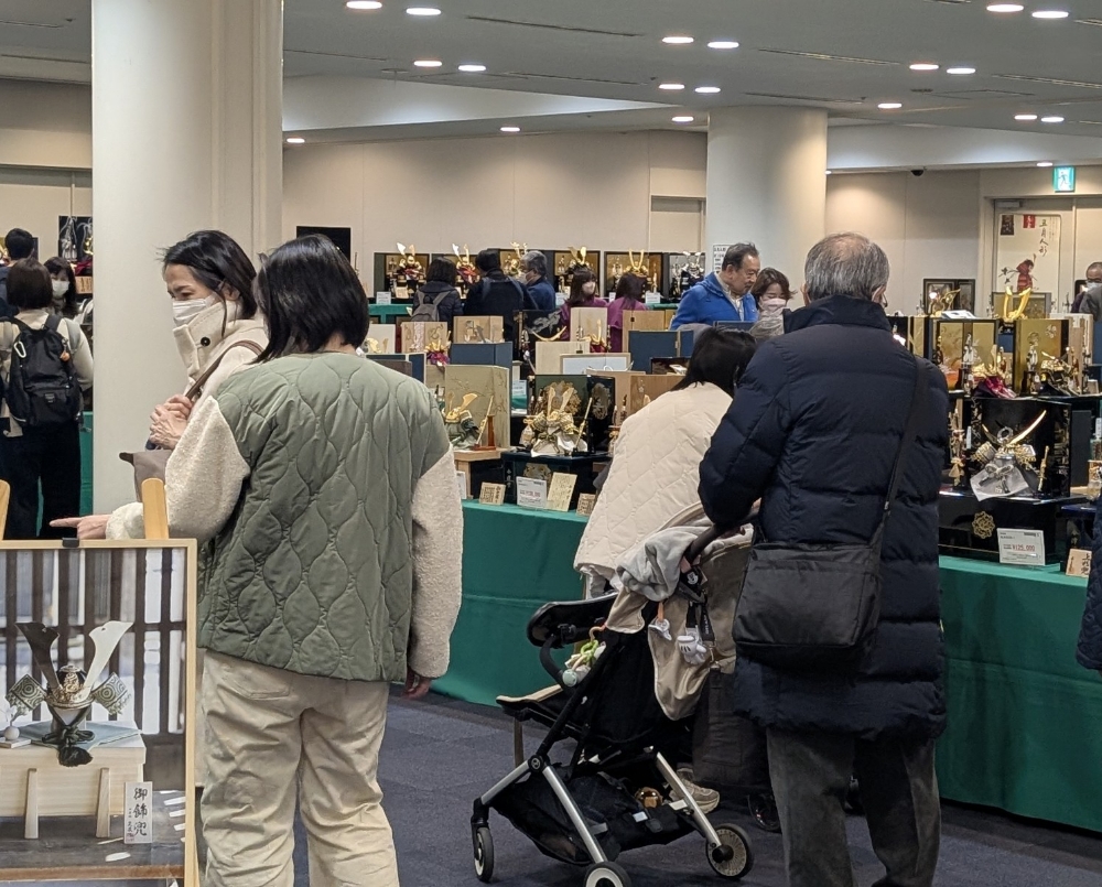 五月人形・鯉のぼり合同展示会の様子
