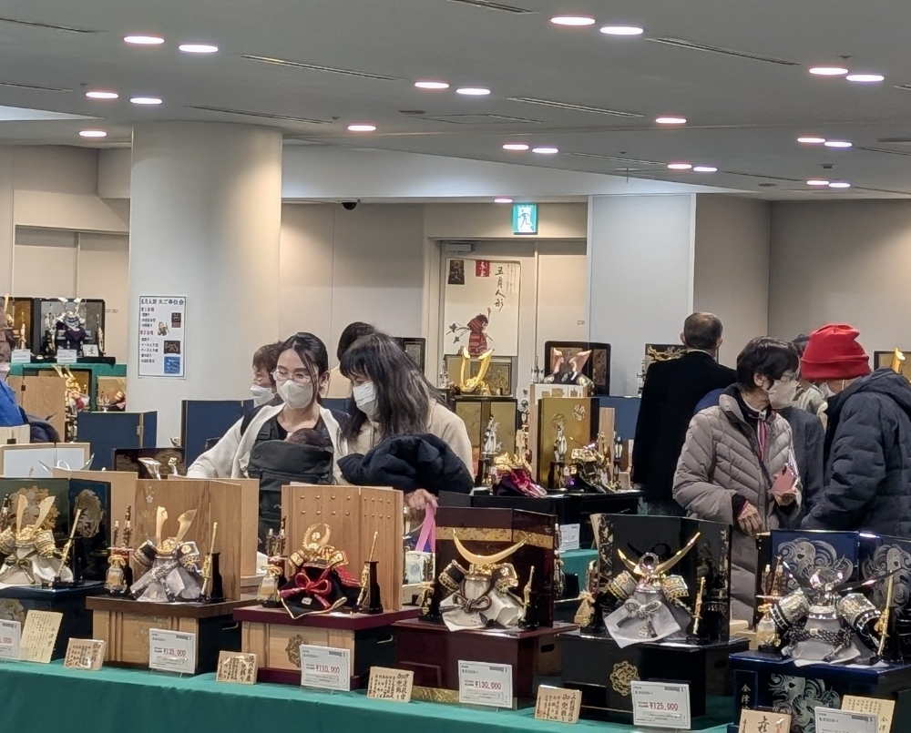 五月人形・鯉のぼり合同展示会の様子