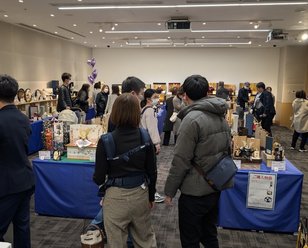 五月人形・鯉のぼり合同展示会の様子