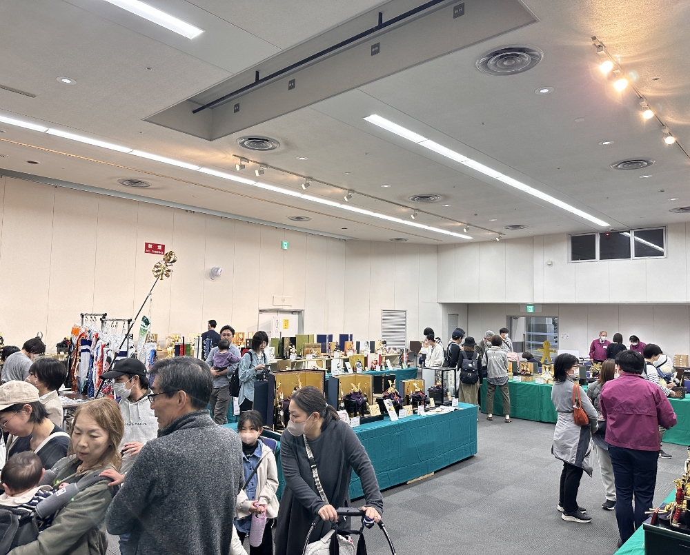 五月人形・鯉のぼり合同展示会の様子