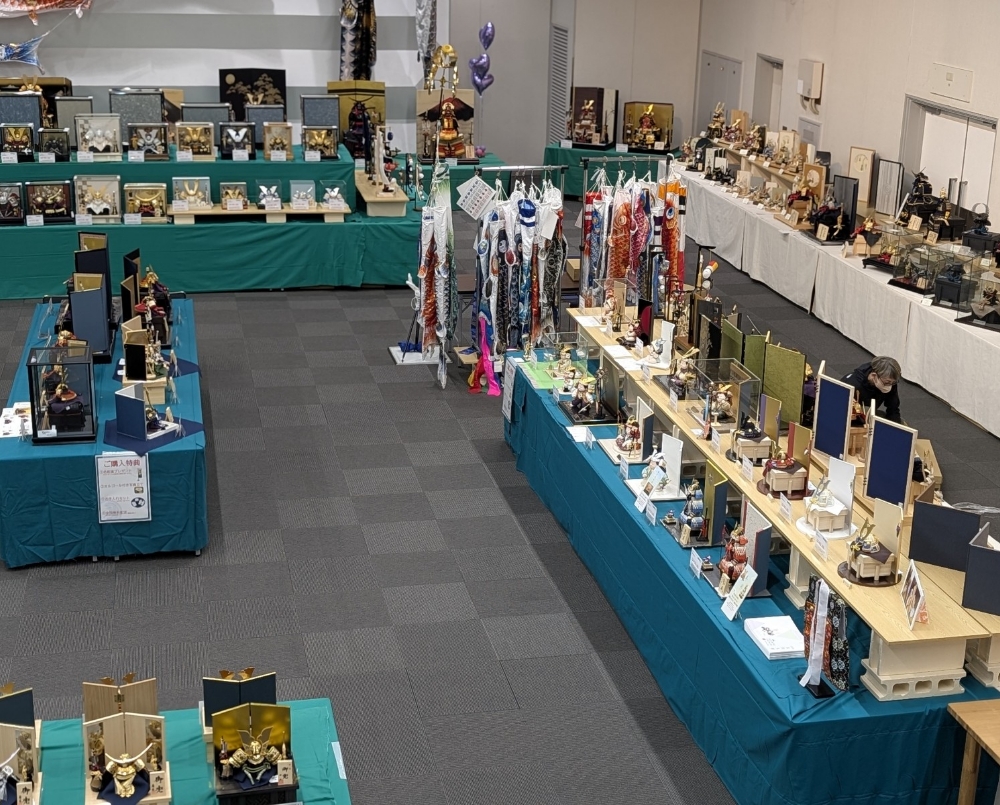 五月人形・鯉のぼり合同展示会の様子