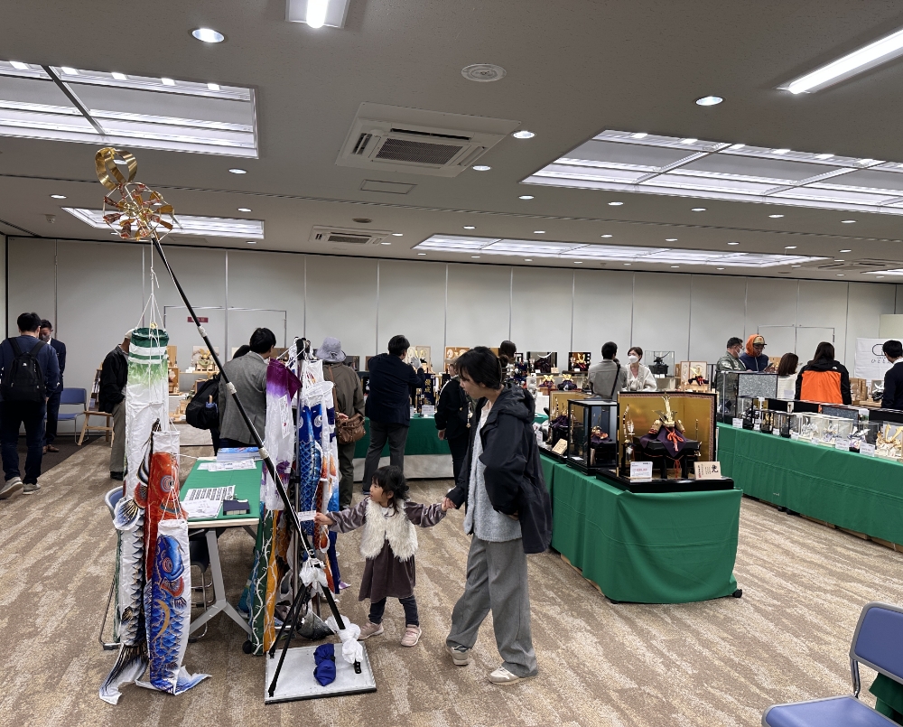 五月人形・鯉のぼり合同展示会の様子