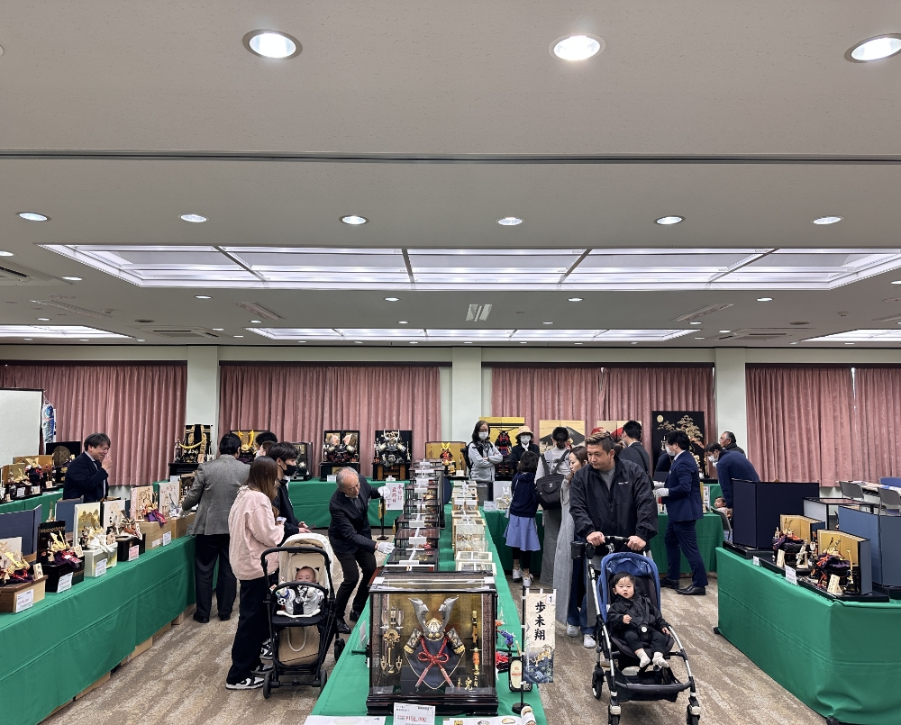 五月人形・鯉のぼり合同展示会の様子
