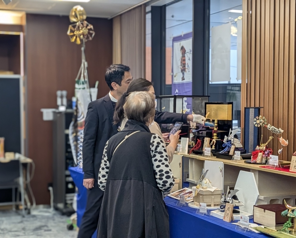五月人形・鯉のぼり合同展示会の様子