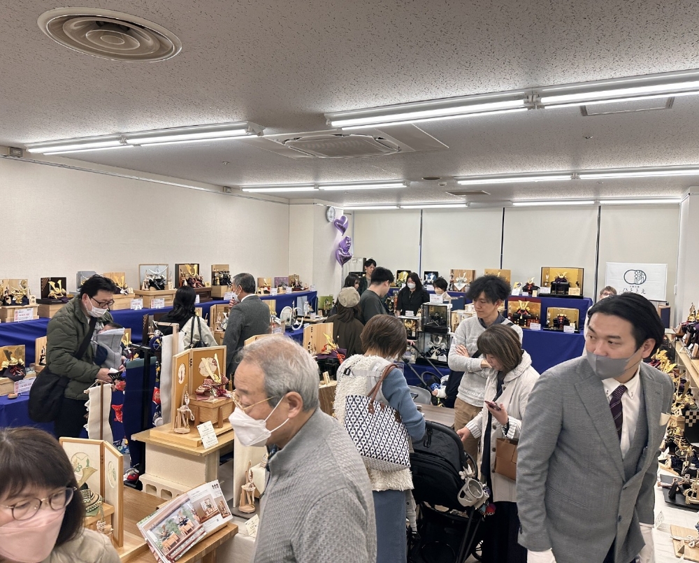 五月人形・鯉のぼり合同展示会の様子