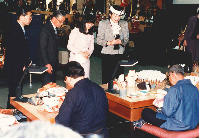 美智子妃殿下（現・皇后陛下）と紀宮様が東玉人形会館をご視察される