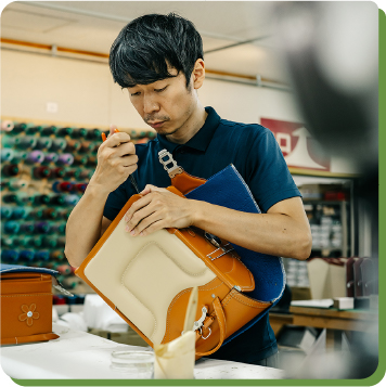 鞄工房山本 奈良の工房で、一つひとつ丁寧に
