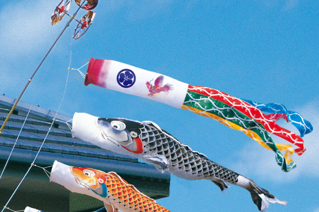 鯉のぼりの秘密！5色の「吹き流し」や金の風車など意味を解説 | 人形の東玉 