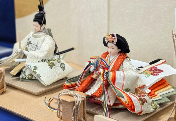 無理せず雛人形を楽しめる平飾りは現代向きのシンプルなお雛様 | 人形 