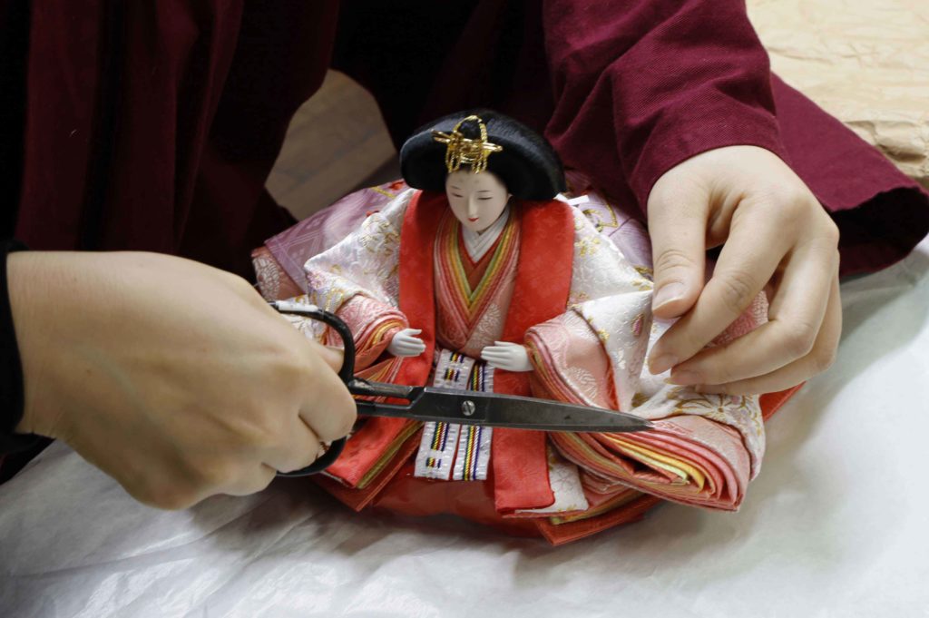 雛人形は繊細なので、ダメージを直すには熟練の職人による修理が必要 