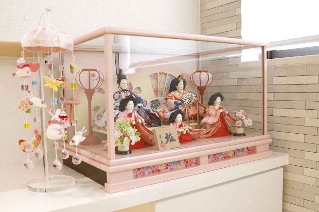 雛人形を美しく保ちながら飾るケース入りのおひなさま | 人形の東玉 