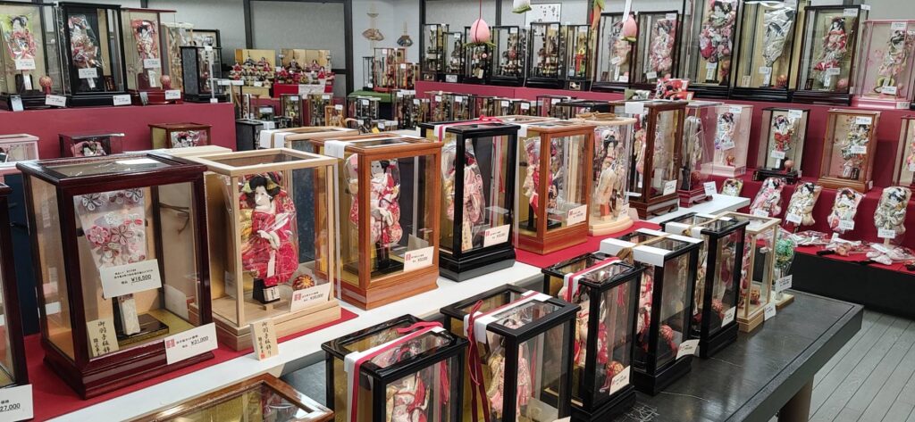 東玉三階羽子板、破魔弓売場