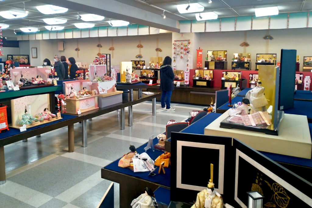【雛人形】大盛況販売中です。岩槻総本店では龍村裂も人気があります。