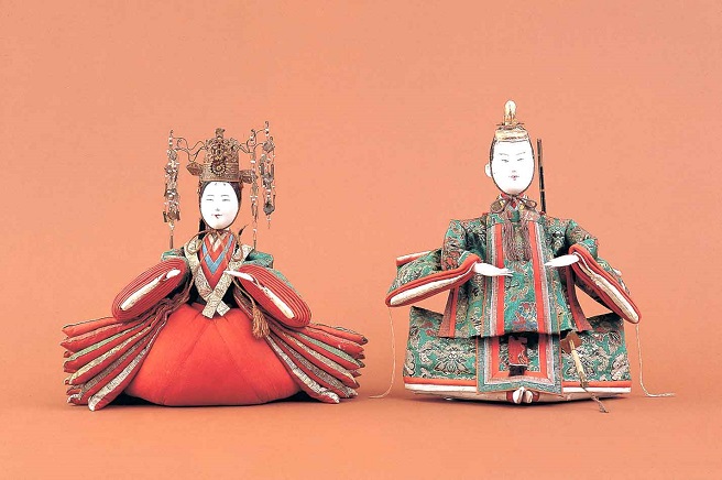 雛人形の並べ方の違い。関東と関西では人形の並べ方が違う？