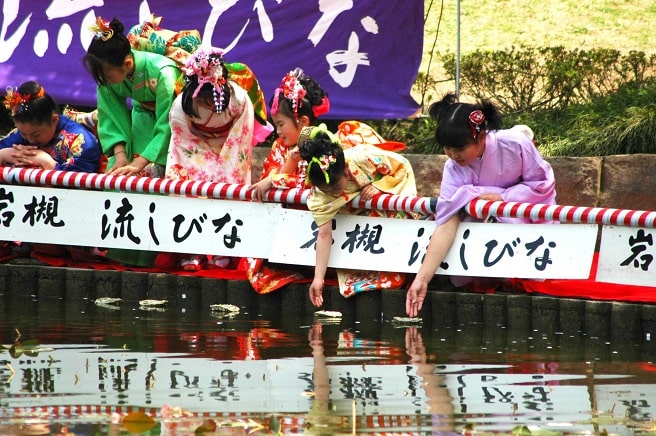 お雛様を川に流してしまう？「流しびな（雛流し）」の意味と歴史