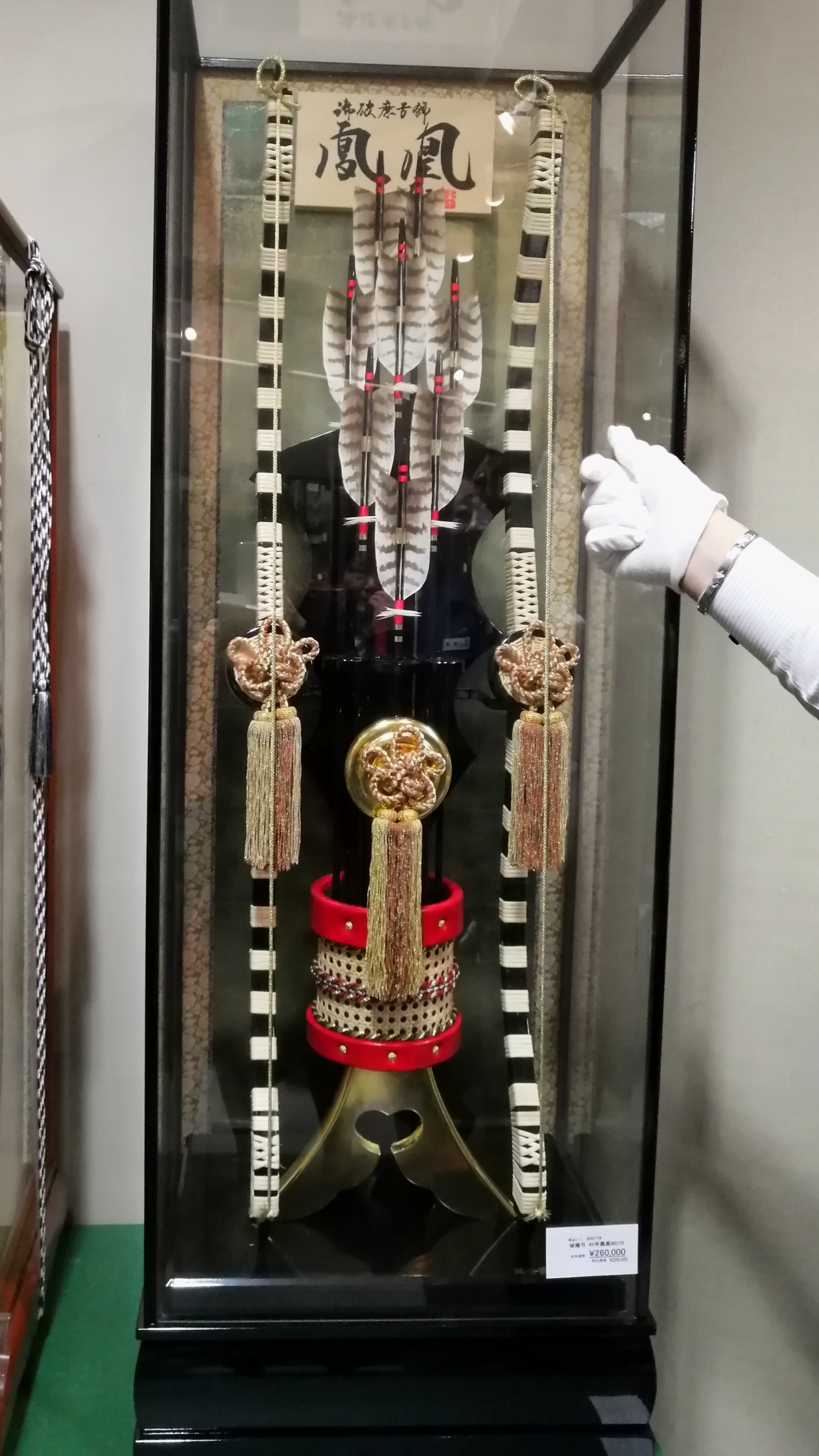 オルゴール付き 破魔弓飾 富士鷹 兜飾り 伝統的な日本の武士の置物