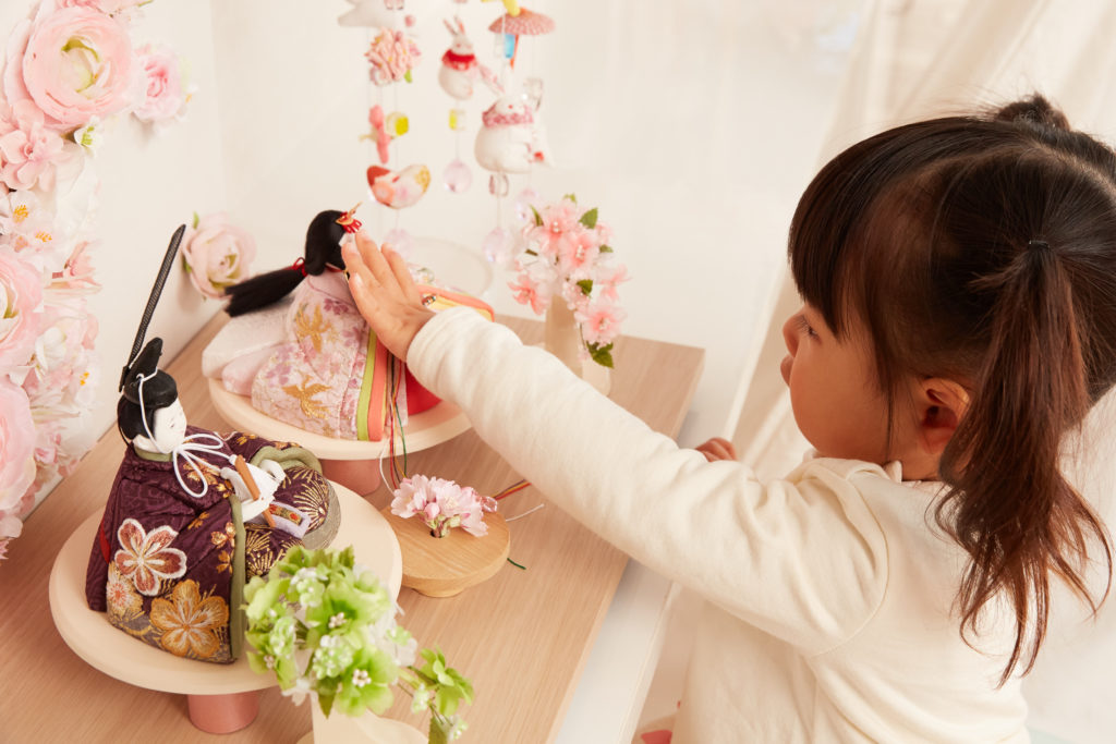 ひな祭りのお花はなぜ飾る？種類と意味をしりましょう