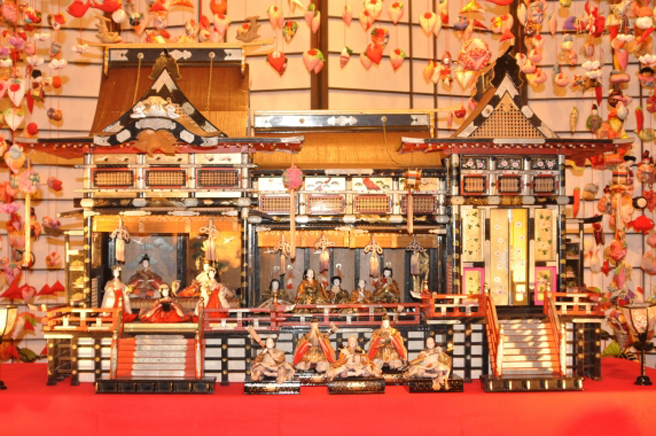 「御殿飾り」は京の御所・紫宸殿（ししんでん）を模しています