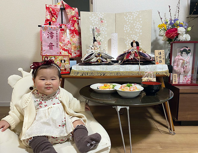 ひな祭りのオルゴールを鳴らしてお祝いしました。